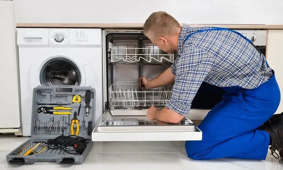 Karapürçek Protherm servisi teknisyen ekibi beyaz eşya tamiri yaparken